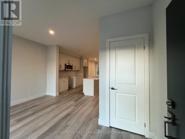 Photo - 990 Deveron Crescent