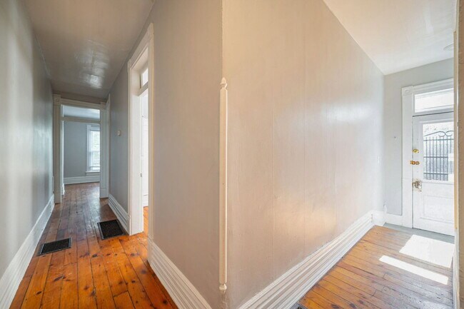 247 1/2 West 3rd Avenue