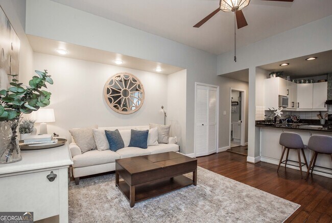 Photo - 952 Myrtle St NE