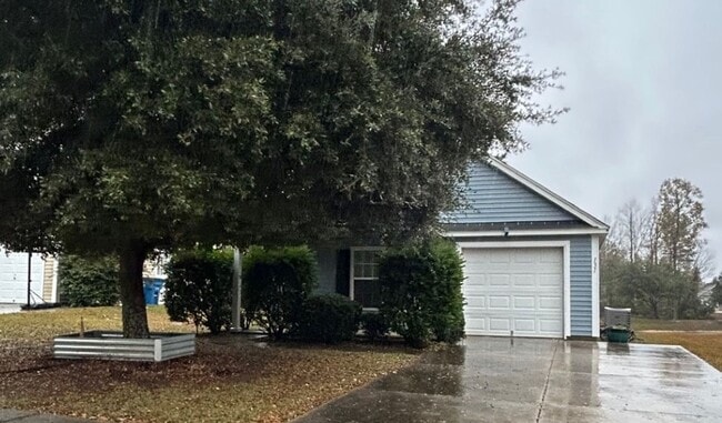 Building Photo - Quaint 3BR /2BA home with new carpet!