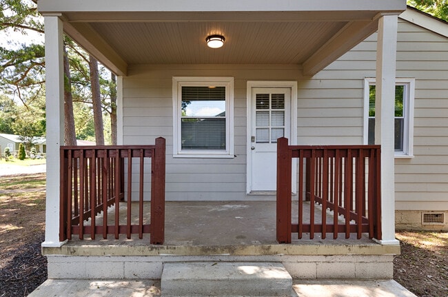 Photo - 914 Linwood Dr NW