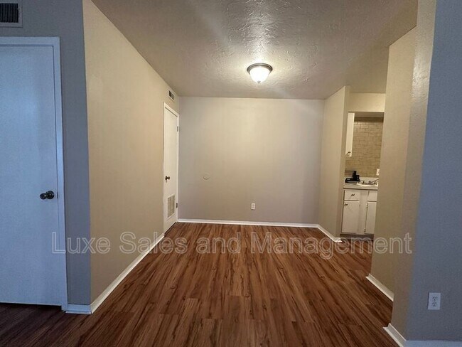 Photo - 6012 NW Expressway Unit D