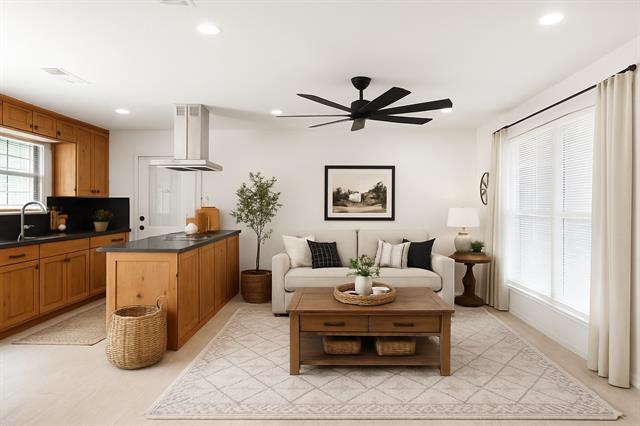 Photo - 103 N Summit St