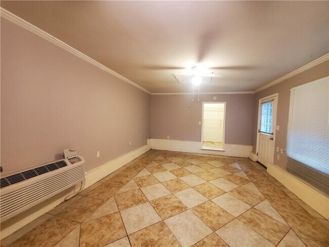 Photo - 591 Bolan St SE