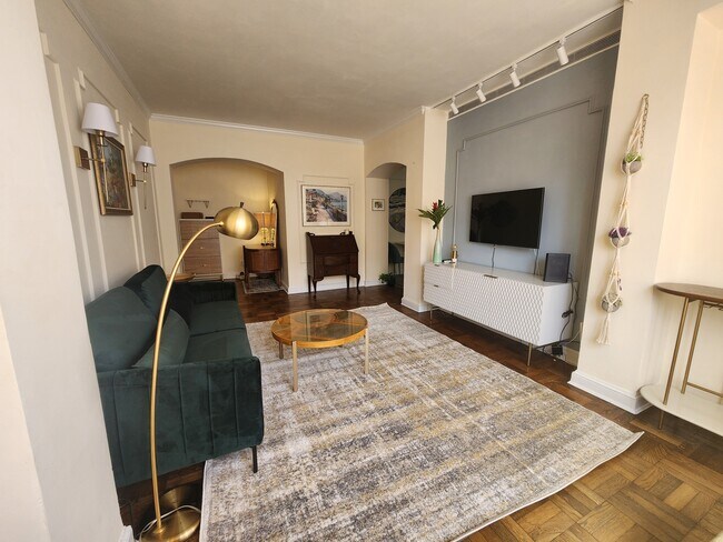 Rent includes wifi and streaming services (and all utilities too)! - 2515 K St NW Unidad 504