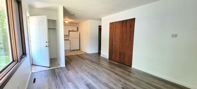 Photo - 2 BR Duplex in Convenient Neighborhood - PET FRIENDLY