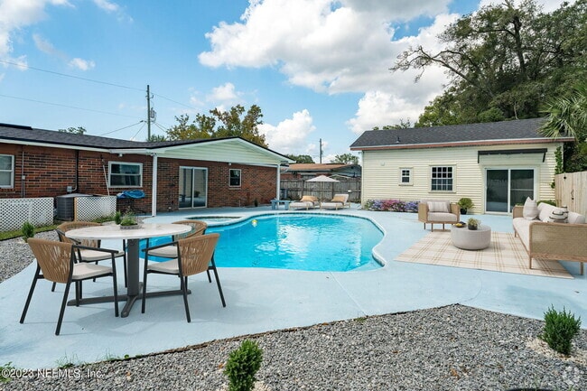 Building Photo - 2761 Sack Dr E Rental