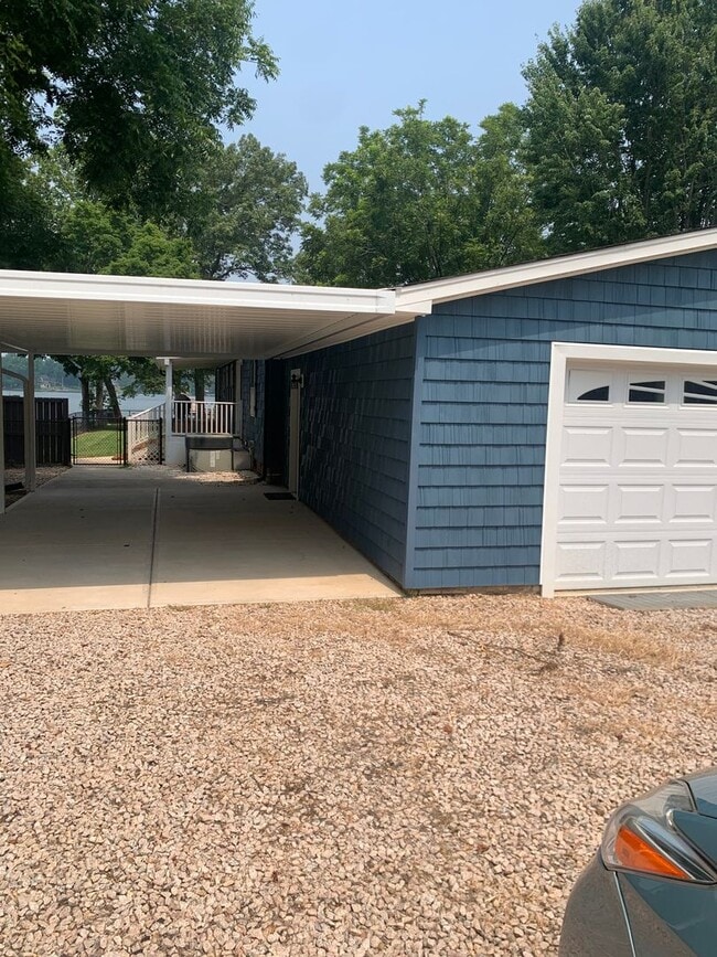 Building Photo - 3 bedroom 2 bath on High Rock Lake Rental