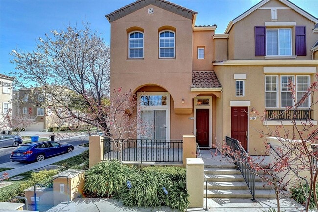 PRIME CORNER HOME NEAR TRAILS LIGHT-FILLED... - PRIME CORNER HOME NEAR TRAILS LIGHT-FILLED...