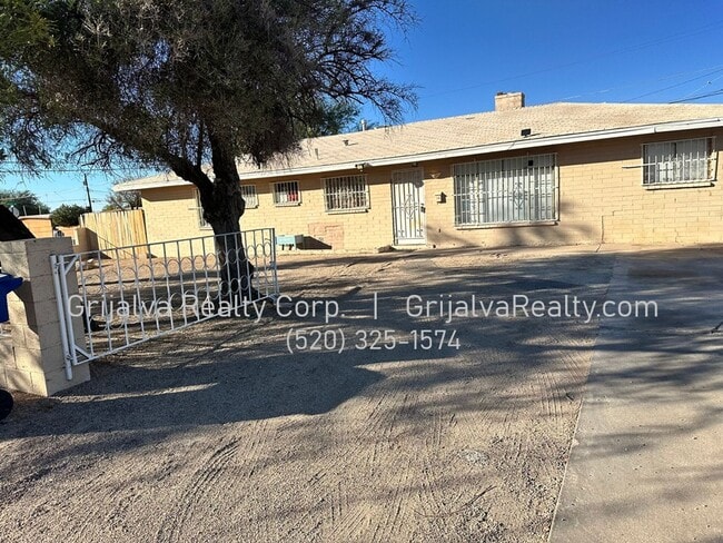 Building Photo - 4 Bed, 2 Bath House on a Large Corner Lot for Rent (22nd St/Wilmot)