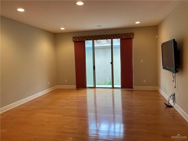 Photo - 20 E Thornhill Ave