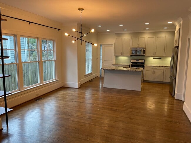 Photo - 2321 Barry St