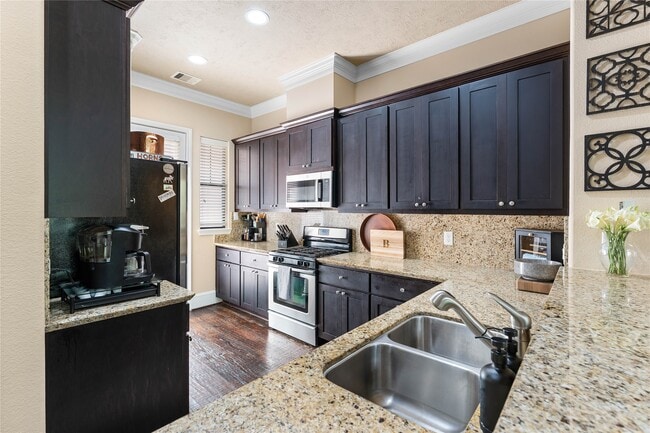 Photo - 1045 W 22nd St