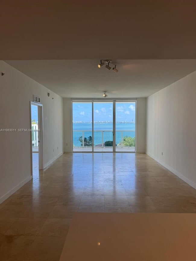 Photo - 600 NE 27th St Unidad 902