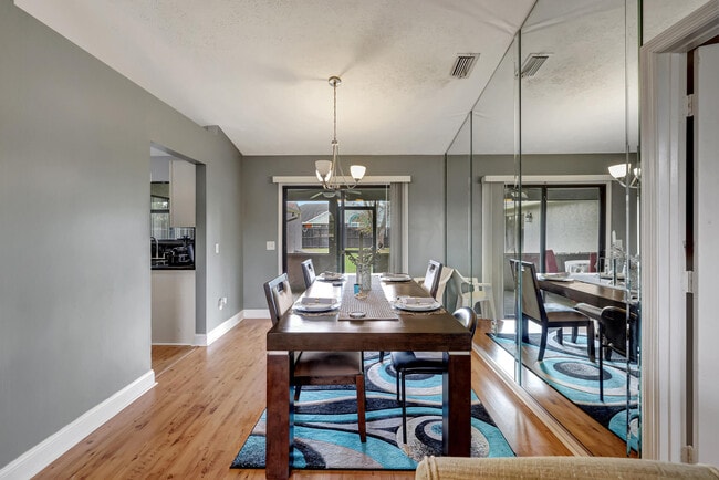 Photo - 284 SW N Quick Cir