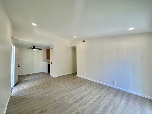 Photo - Indulge in coastal living in this beautiful 2bd 1ba Condo located in La Jolla area close to UCSD!