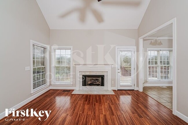 Photo - 136 Silverstone Ln