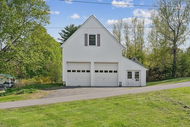 Exterior - 39 Greenville St Unit 1 Bedroom Apt with Garage