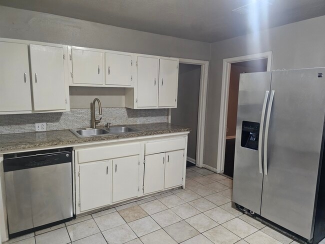 Building Photo - 3021 Sunbeam St