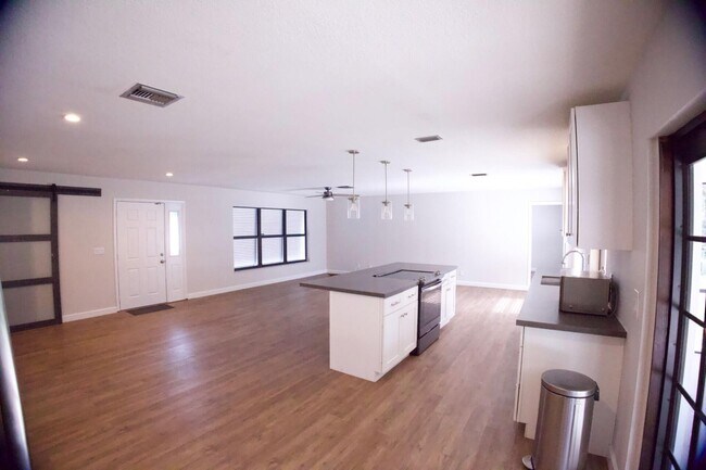 Photo - 700 N Perry Ave