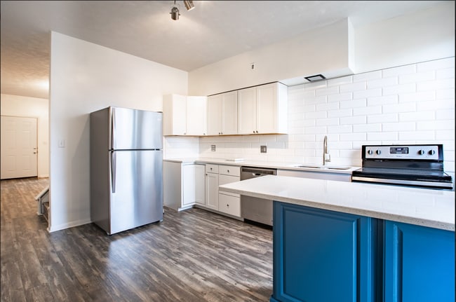 Photo - 415 E Carson St
