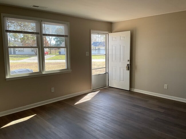 Photo - Nice 2 bedroom 1 bath duplex located close to Camp Lejeune.