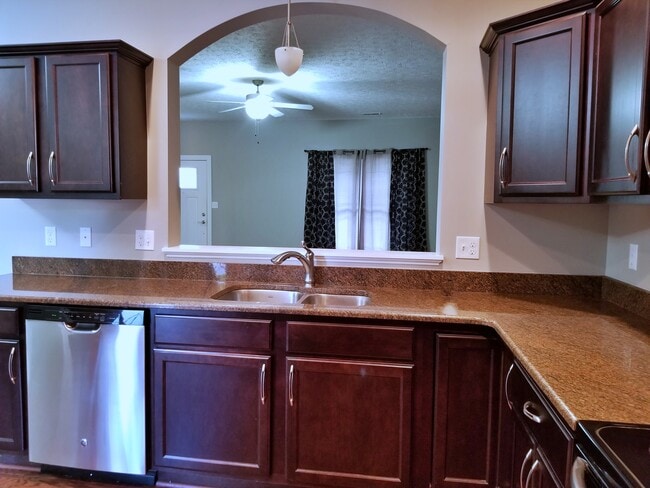 Photo - 202 Capital St