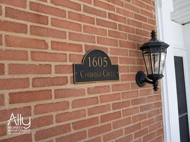 Photo - 1605 Cambridge Cir