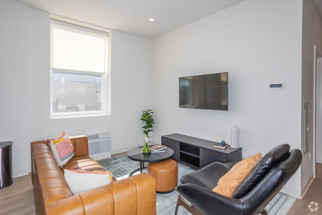 1BR, 1BA - 586SF - Living Room
