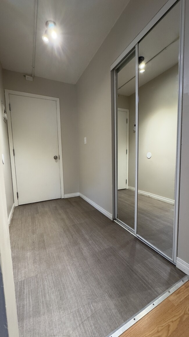 Building Photo - 9610-9149 149 St Unit 8