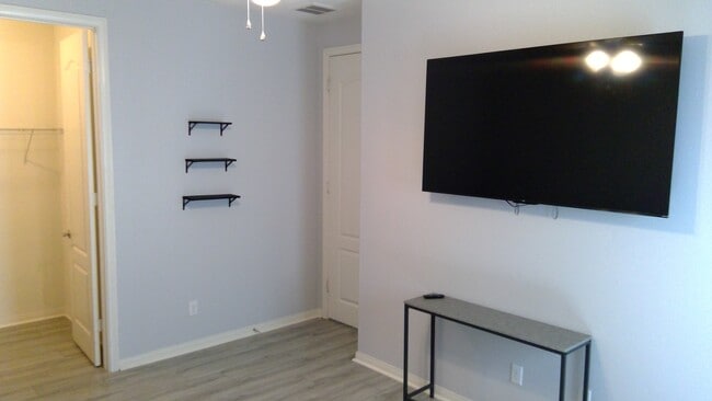 Nuevo Smart TV de 65 pulgadas 4 - 34608 Low Bench St