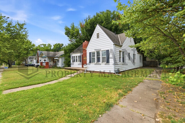Photo - 703 S Grove Dr