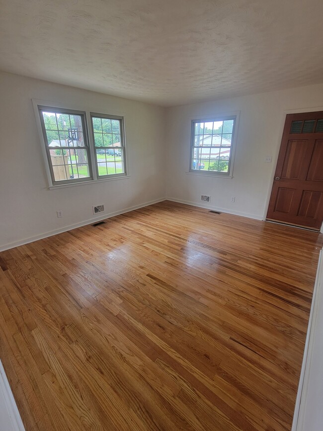 Photo - 1003 White Pine Dr