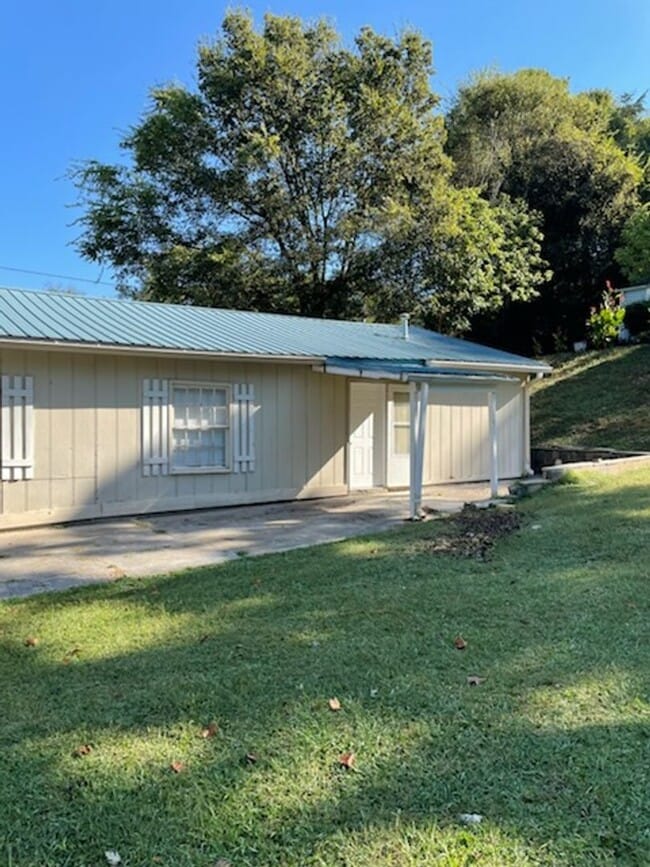 Building Photo - ADORABLE LITTLE HOME