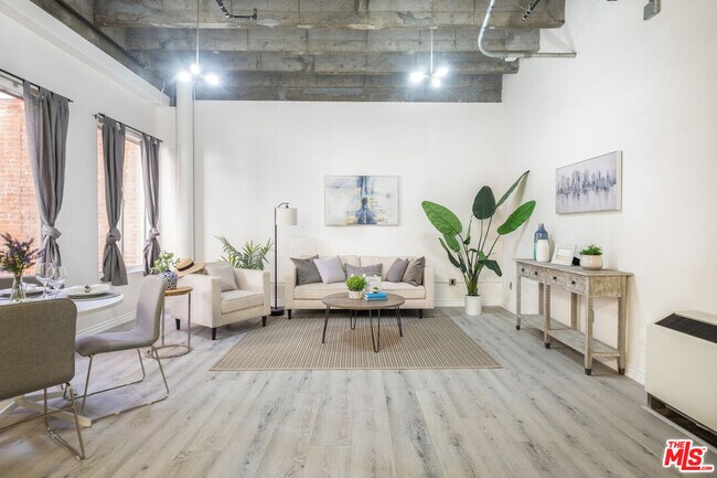 Photo - 312 W 5th St Unidad 606