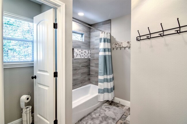 Photo - 1526 Lakeside Dr W