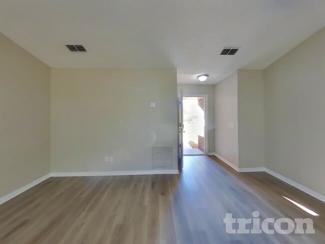 Photo - 2388 Kirkwall St