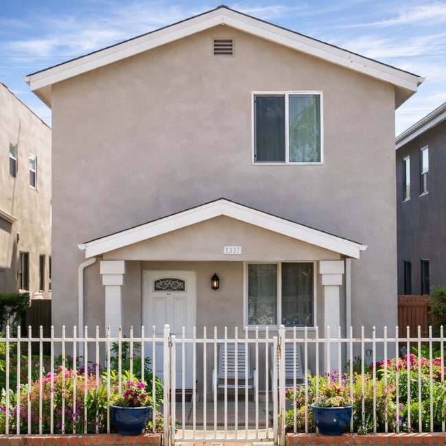 Building Photo - 9812 S Central Ave