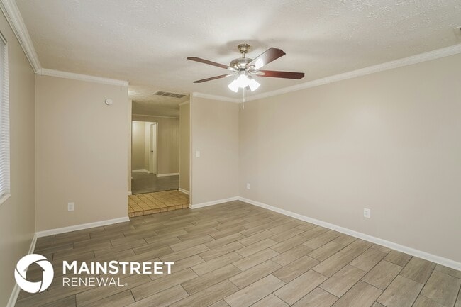 Photo - 960 Dostie Cir