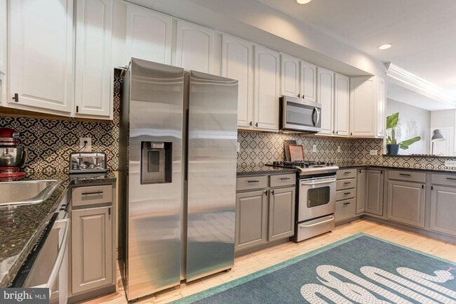 Photo - 81 W West St