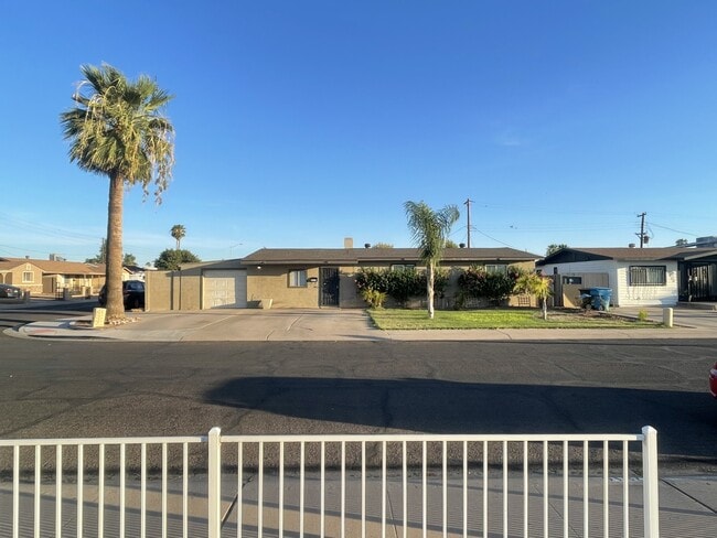 Building Photo - 7915 W Pinchot Ave