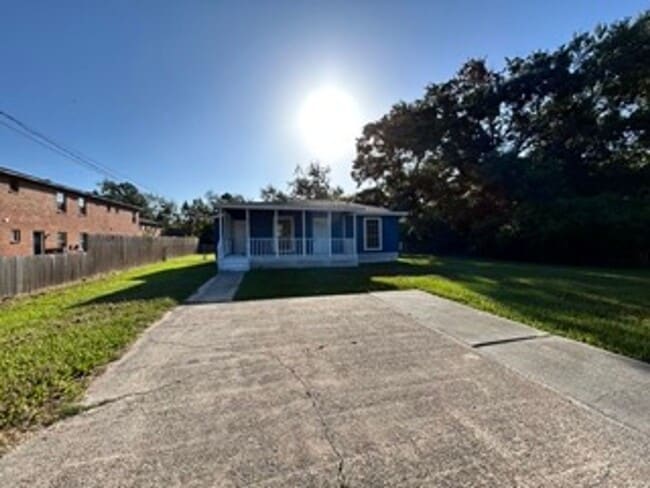 212 Lawler Ave
