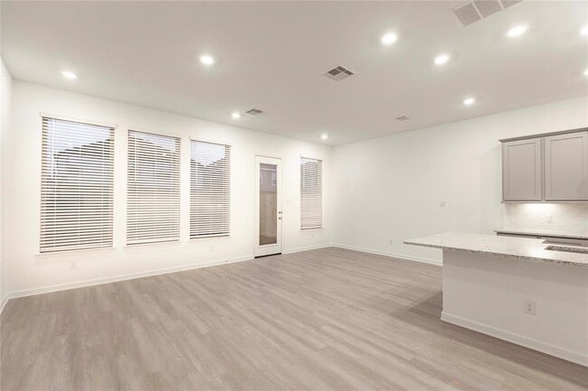 Photo - 4042 Champlain Wy