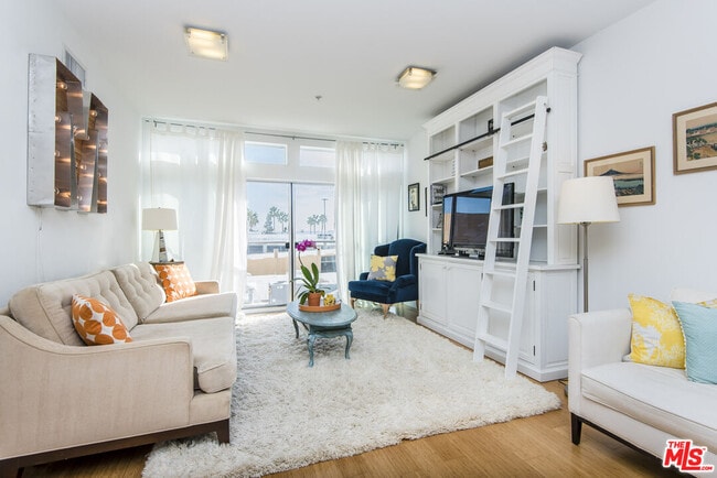Building Photo - 4215 Glencoe Ave Unit 310 Rental