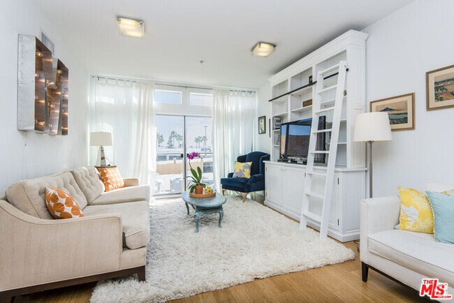 Building Photo - 4215 Glencoe Ave Unit 310 Rental