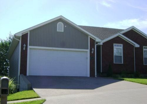 Building Photo - Elegant Town Home