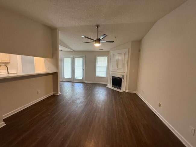 Modern Updated Top Floor unit! Freshly Pai... - Modern Updated Top Floor unit! Freshly Pai... Unidad APT K