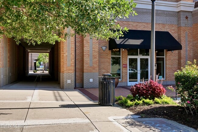 Photo - 6832 Main St