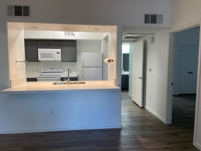 Building Photo - 2 Bedroom 2 Bath Condo W Sunset Unit 1047