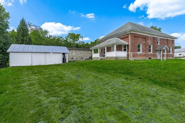 Photo - Welcome to this charming 3-bedroom, 1-bathroom brick house located in the vibrant city of Dayton,...